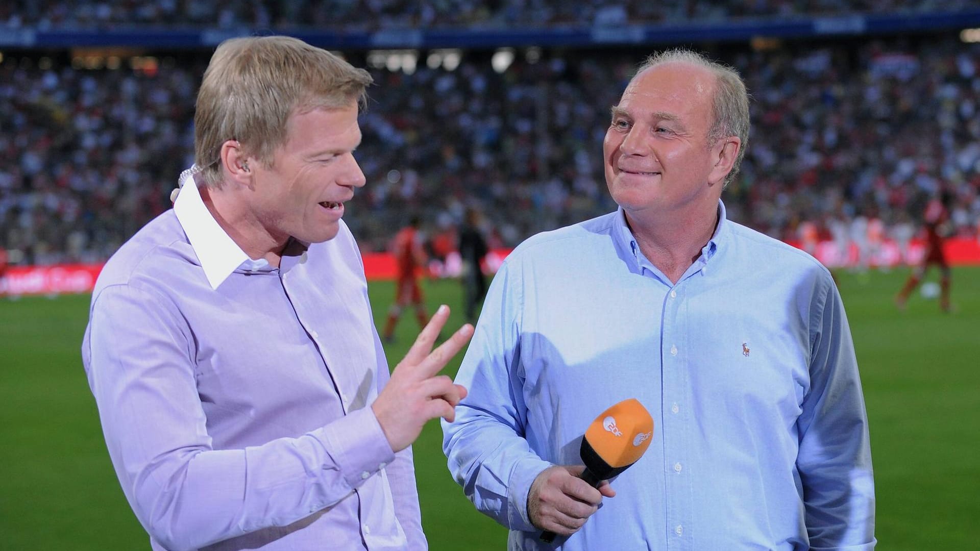 Oliver Kahn (li.) im Gespräch mit Uli Hoeneß - ein Bild aus dem Jahr 2009.