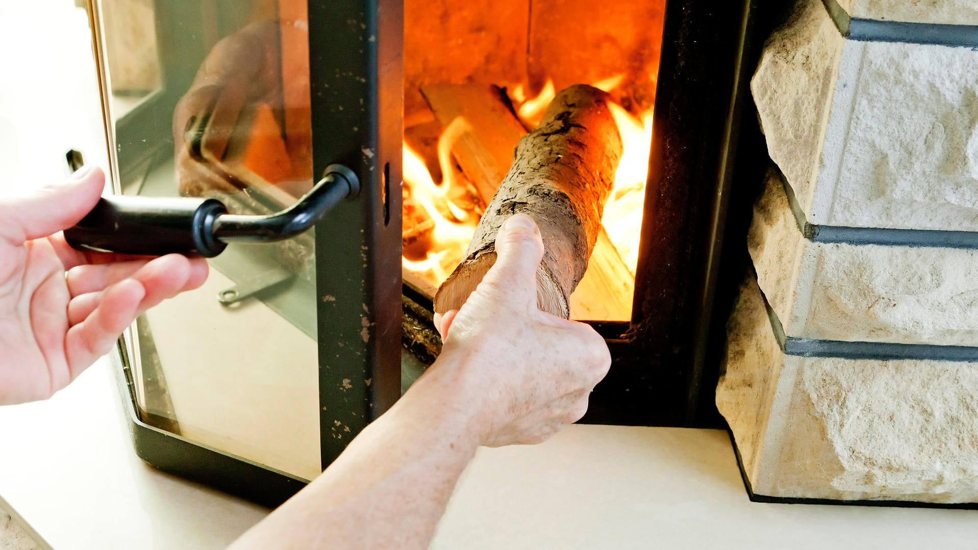 Viele alte Holzöfen stoßen zu viele Schadstoffe aus.