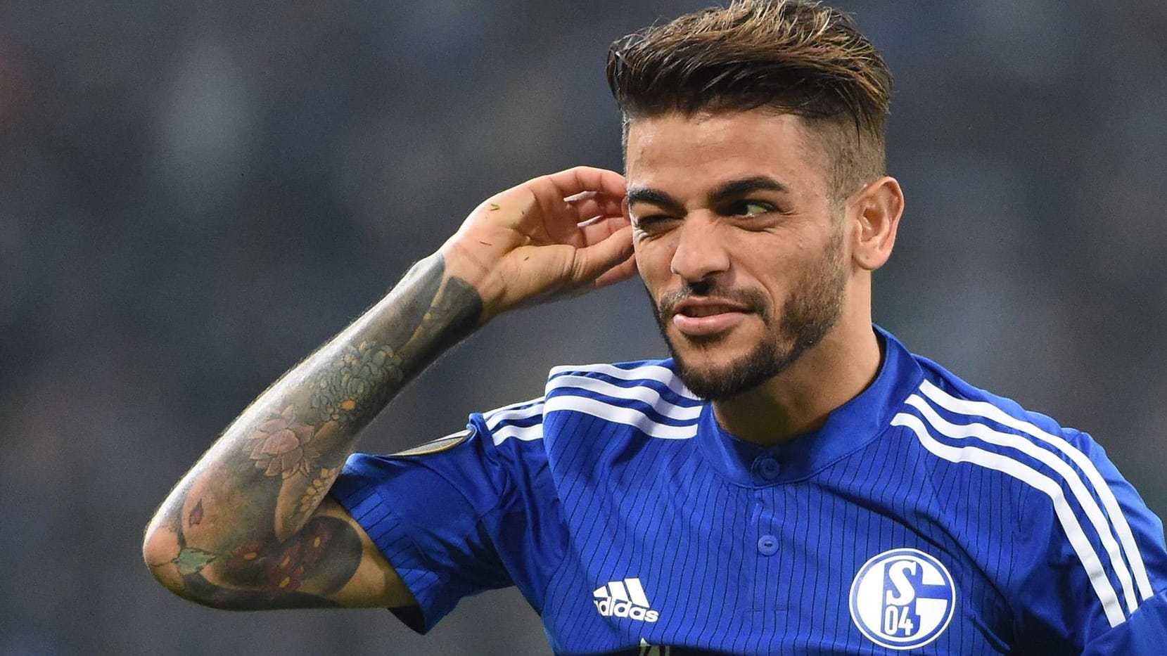 Da hört er genau hin: Der Schalker Junior Caicara wird mit dem FC Bayern in Verbindung gebracht. Da hört er genau hin: Der Schalker Junior Caicara wird mit dem FC Bayern in Verbindung gebracht.