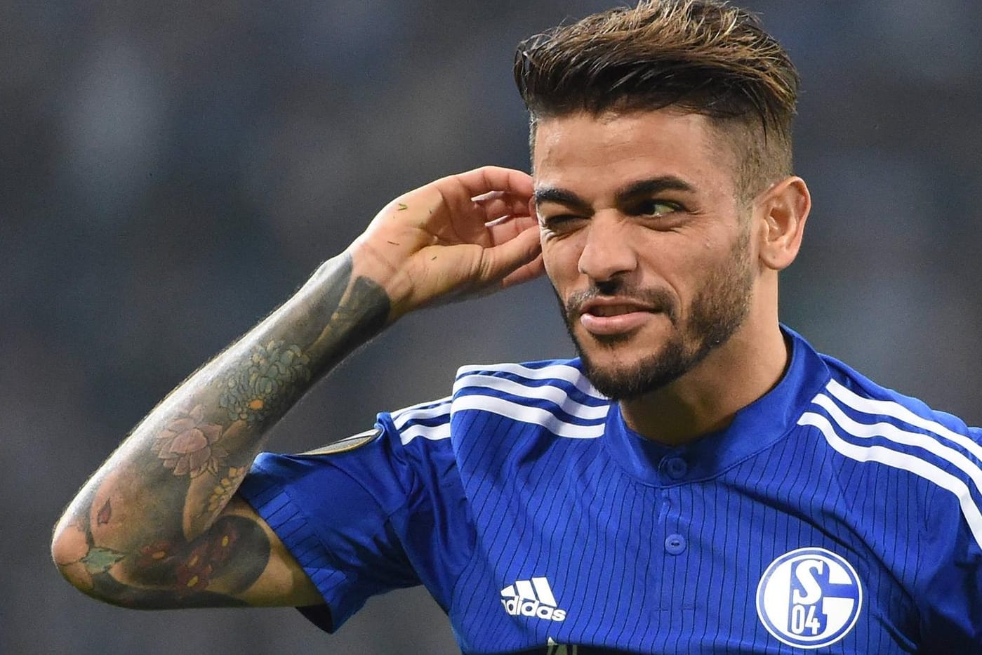 Da hört er genau hin: Der Schalker Junior Caicara wird mit dem FC Bayern in Verbindung gebracht.
