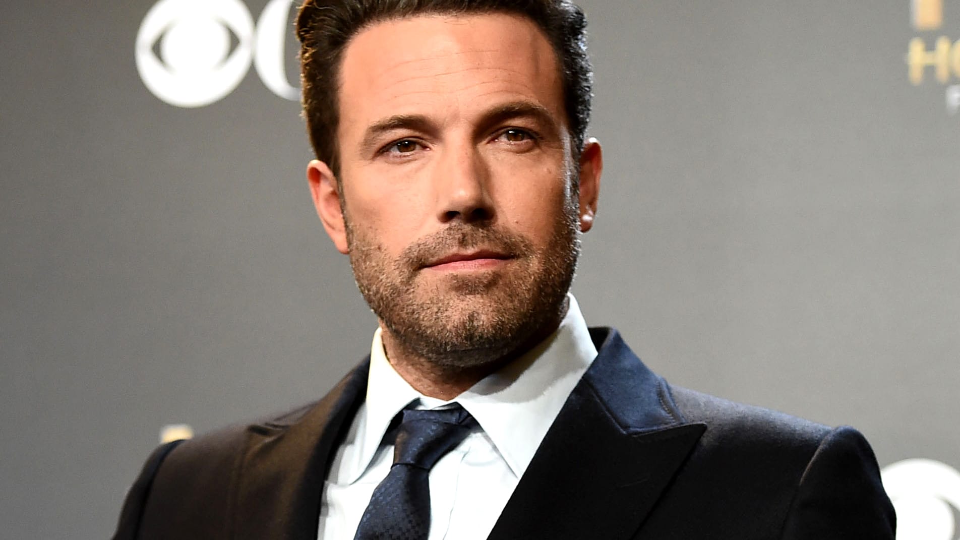 Ben Affleck: Der Schauspieler trägt den bei den Damen so beliebten und vor allem sehr gepflegten Zehntagebart und dazu eine ebenso modisch frisierte Kurzhaarfrisur mit kurzen Seiten, etwas längerem Deckhaar und leichtem Scheitel.