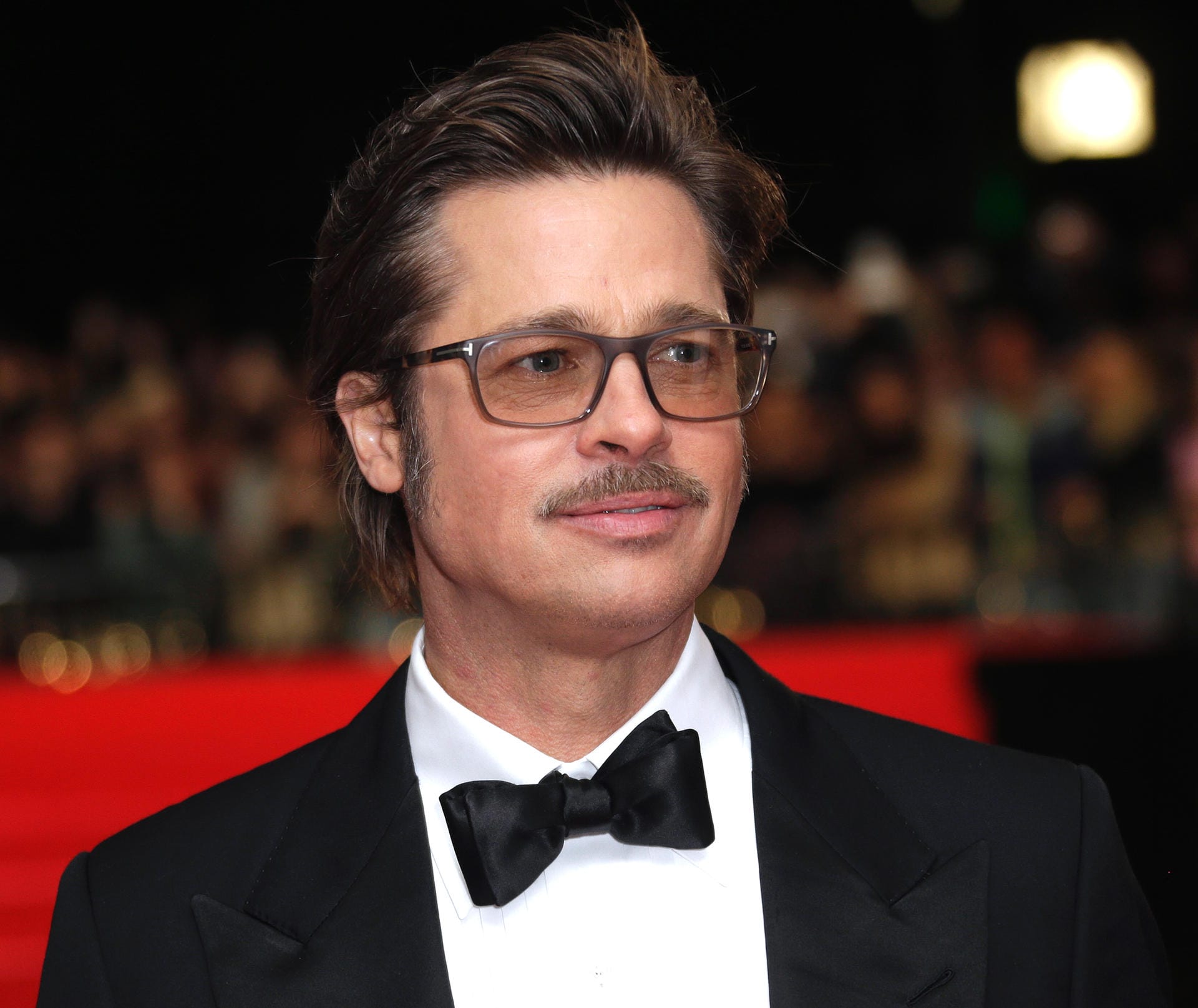 Brad Pitt traut sich: Der Hollywood-Star trägt einen - den Moustache.
