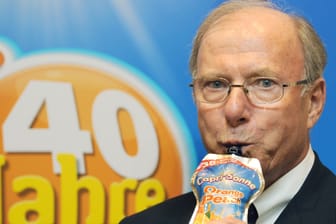 Hans-Peter Wild trinkt eine Capri-Sonne. Das besondere daran? Er hat den Drink erfunden - und ist unter anderem damit Milliardär geworden.