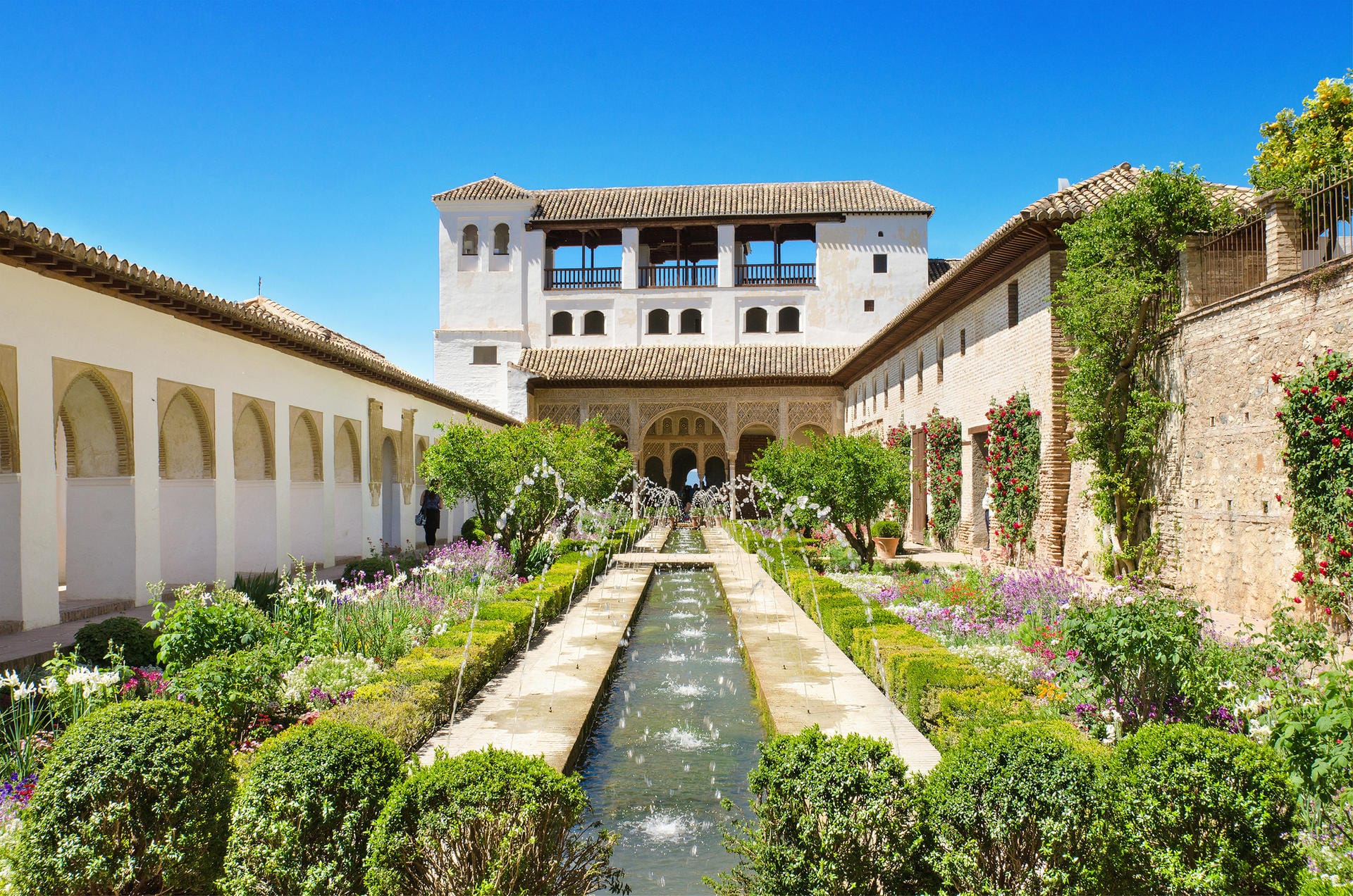 Andalusien ist berühmt für seine maurischen Paläste. Während die Sommermonate in Andalusien sehr heiß werden, laden die milden Temperaturen des Frühjahrs zur Erkundung der Architektur in Sevilla, Granada und Córdoba ein.