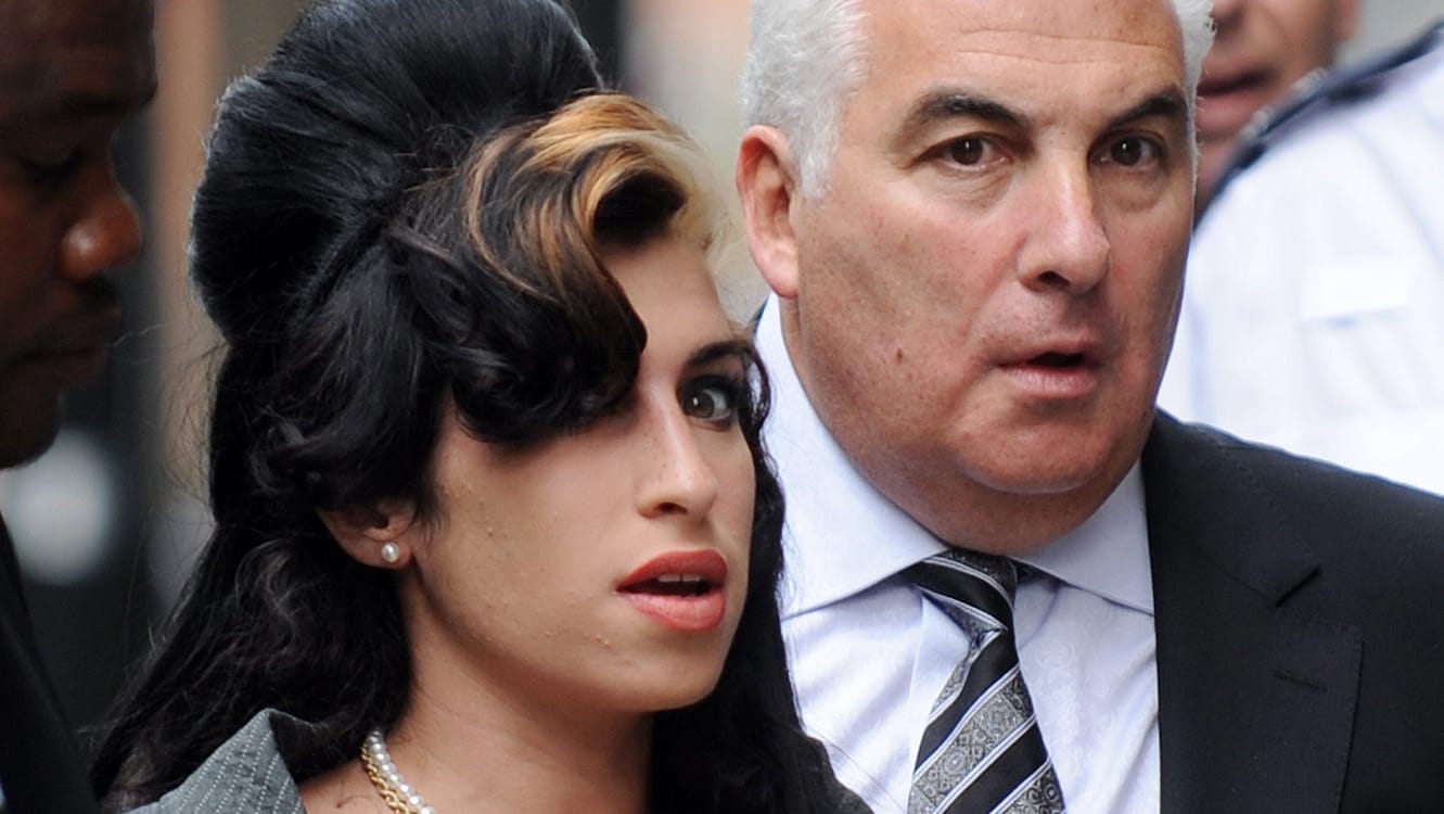 Die britische Sängerin Amy Winehouse mit ihrem Vater Mitch im Jahr 2009.