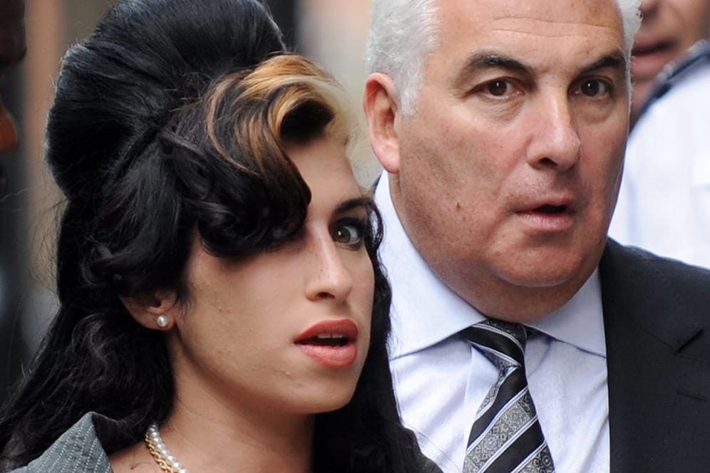 Die britische Sängerin Amy Winehouse mit ihrem Vater Mitch im Jahr 2009.
