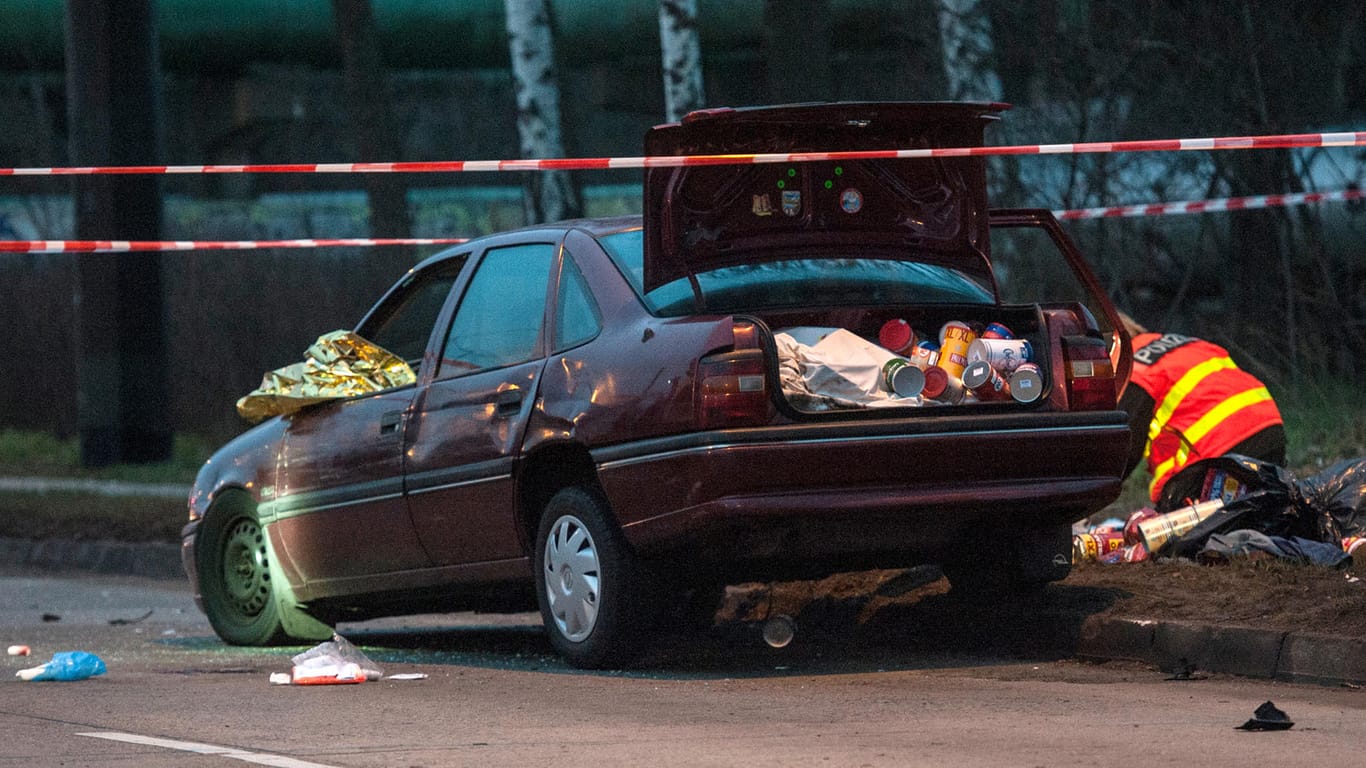 Getöteter Insasse: Ein Wagen mit geöffnetem Kofferraum steht in Berlin in der Rhinstraße.