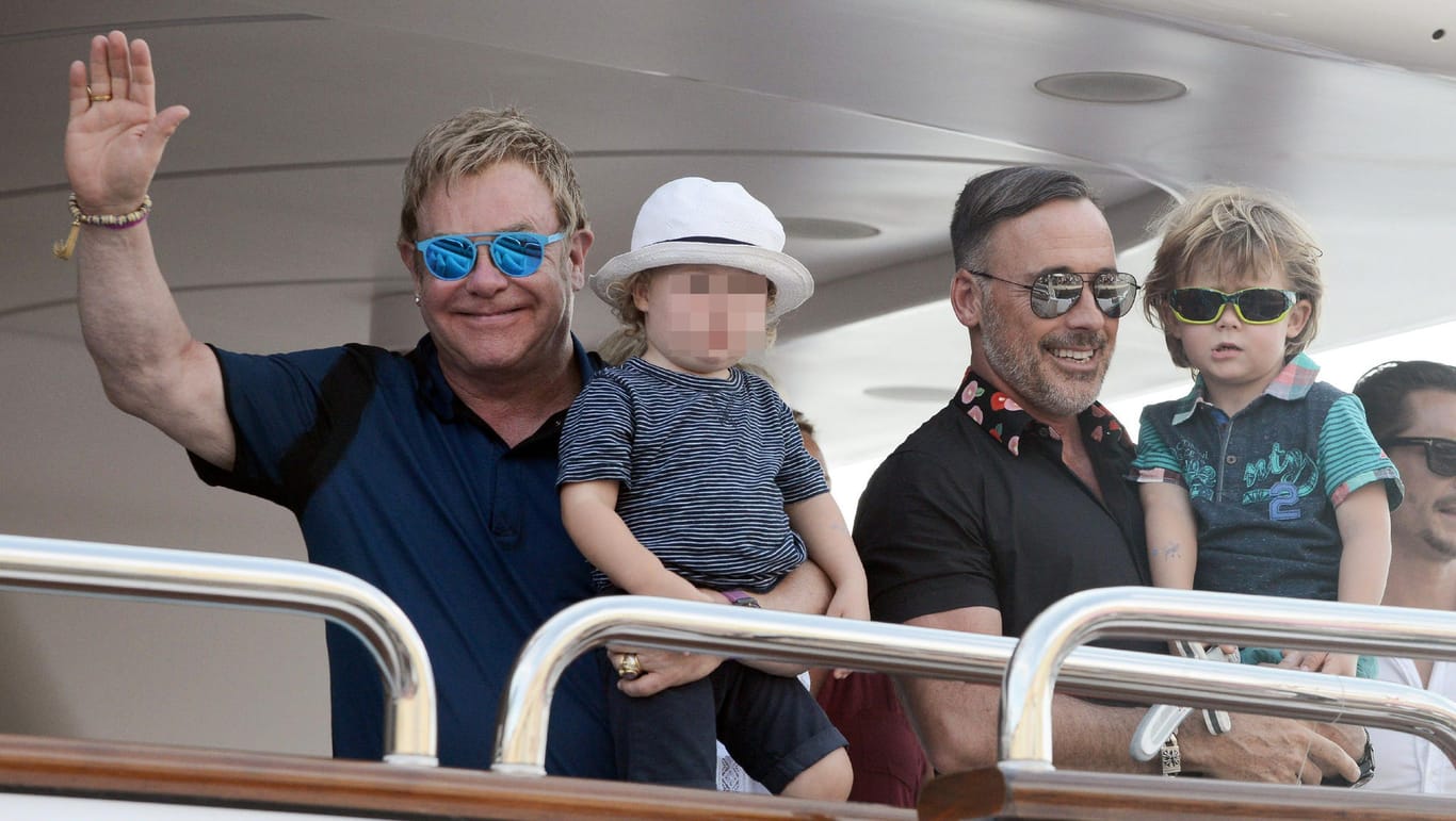 Elton John mit seinem Ehemann David Furnish und den Söhnen Zachary und Elijah.