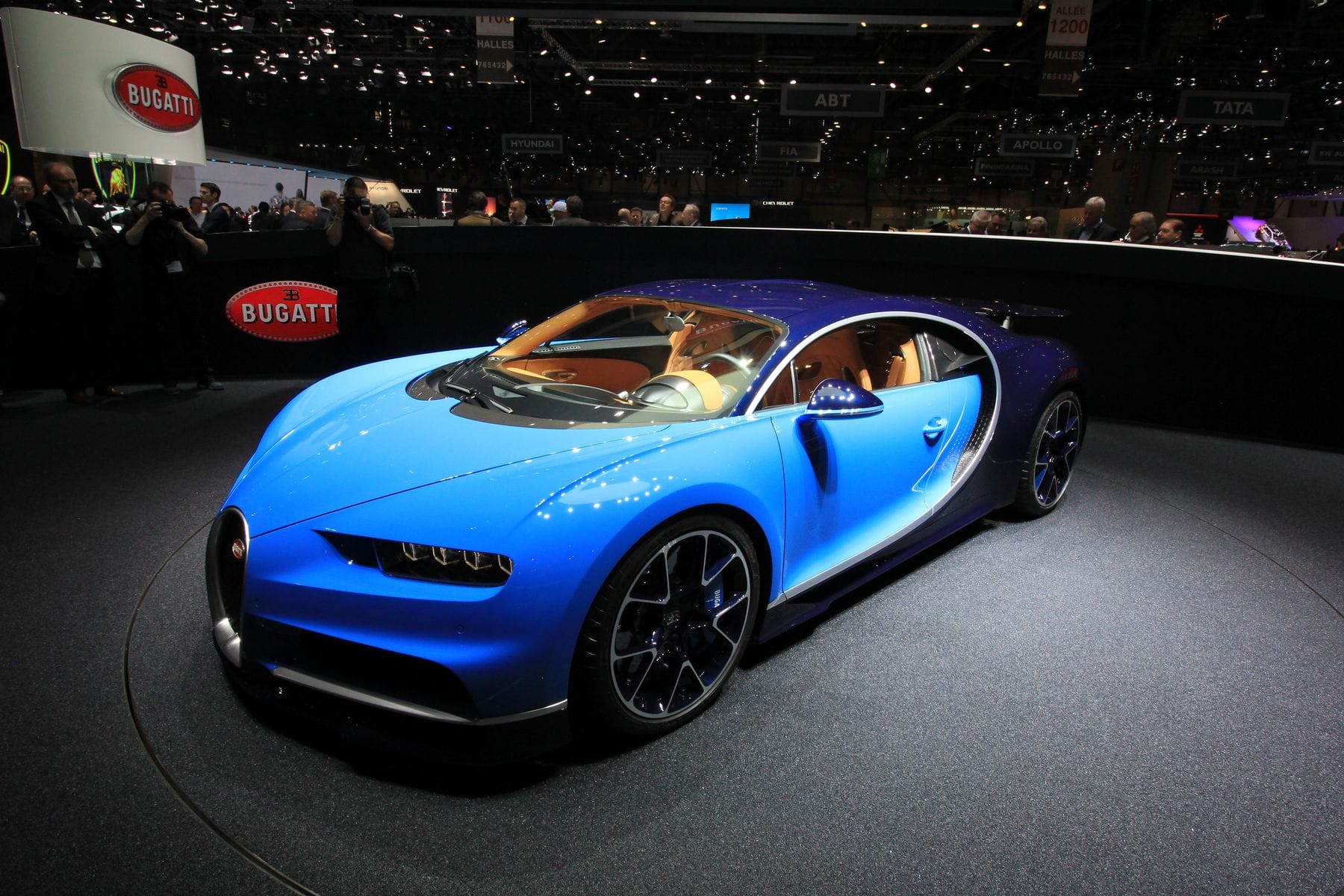 Der neue Bugatti Chiron beeindruckt mit einem 1500 PS starken 16-Zylindermotor. Kaufpreis: 2,4 Millionen Euro.