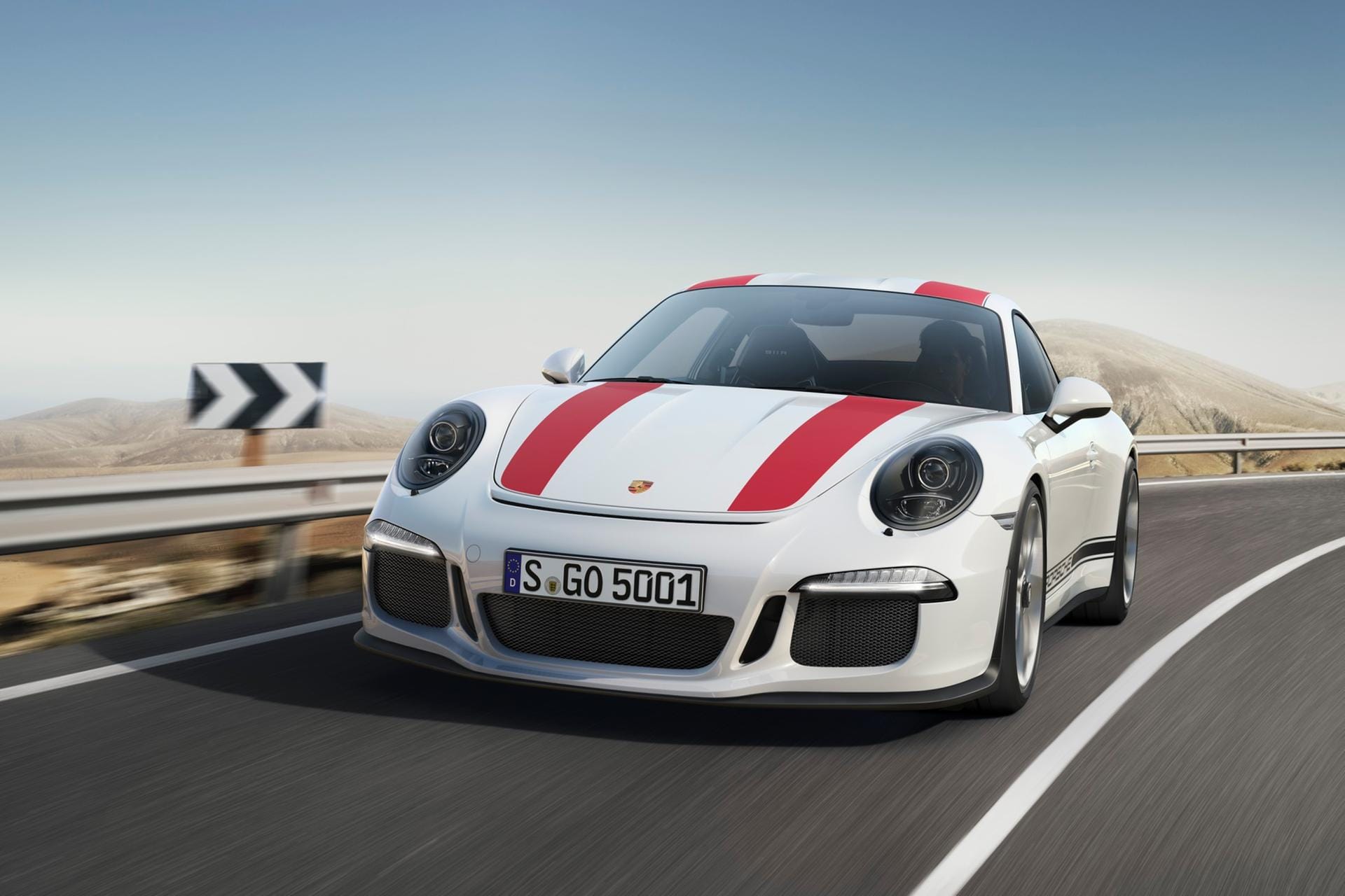 Porsche 911 R: Angetrieben wird der Sportler von einem 500 PS starken Vierliter-Saugmotor. Der Sechszylinder-Boxermotor bringt den 911 R in 3,8 Sekunden auf Tempo 100. Erst bei 323 km/h ist die Höchstgeschwindigkeit erreicht.