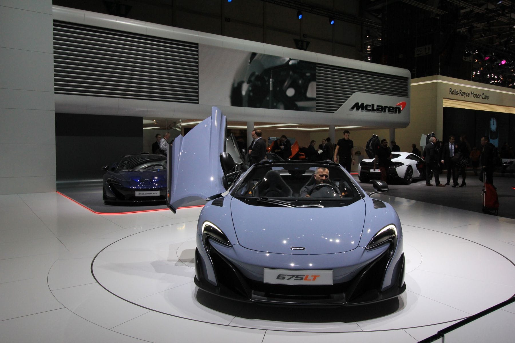 Der McLaren 675LT kostet knapp 400.000 Euro. Der 675 PS starke Bolide ist auf 500 Einheiten limitiert.