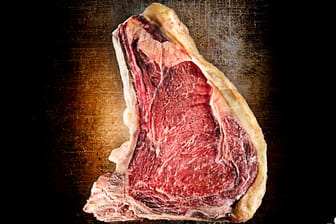 Dry Aged Beef ist wohl somit das Beste, was aus einem Stück Rindfleisch werden kann. Und es lässt sich selbst herstellen.