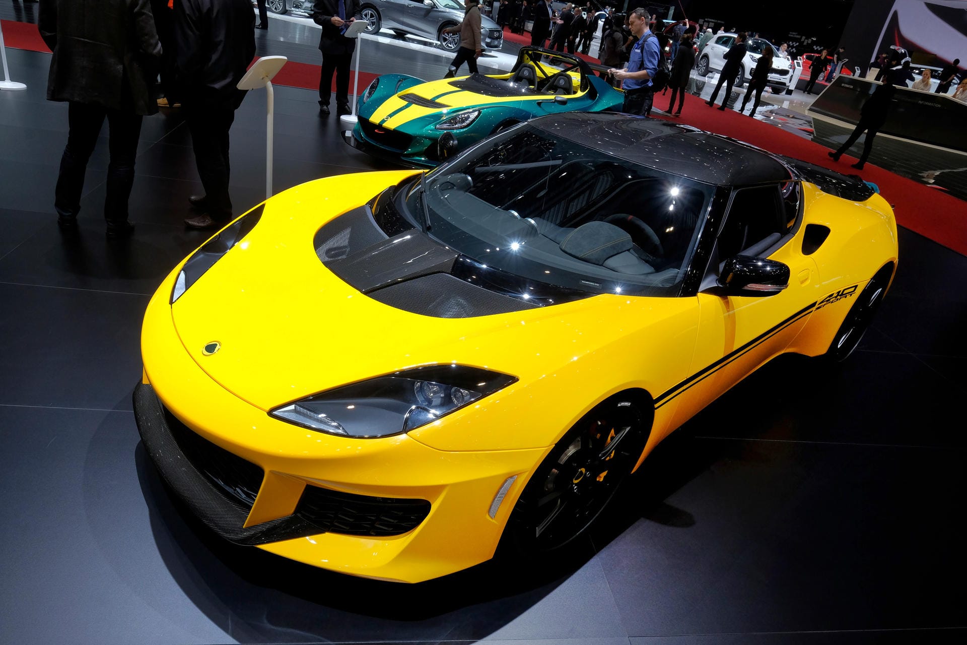 Der neue Lotus Evora Sport 410 und wird vom weiterentwickelten 3,5-Liter-Kompressormotor befeuert. Damit beschleunigt der 416 PS starke Lotus in 4,1 Sekunden von null auf 100 km/h und erreicht eine Höchstgeschwindigkeit von 300 km/h.