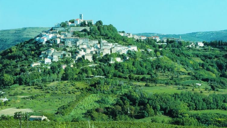 Das mittelalterliche Motovun thront auf einem 277 Meter hohen Hügel.