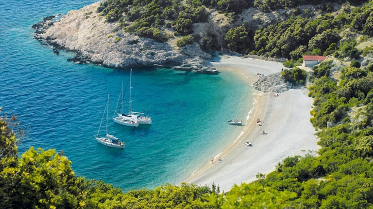 Bei über 1000 Inseln haben Kroatien-Urlauber die Qual der Wahl. Dieser Strand befindet sich auf der Insel Cres, bei Lubenice.