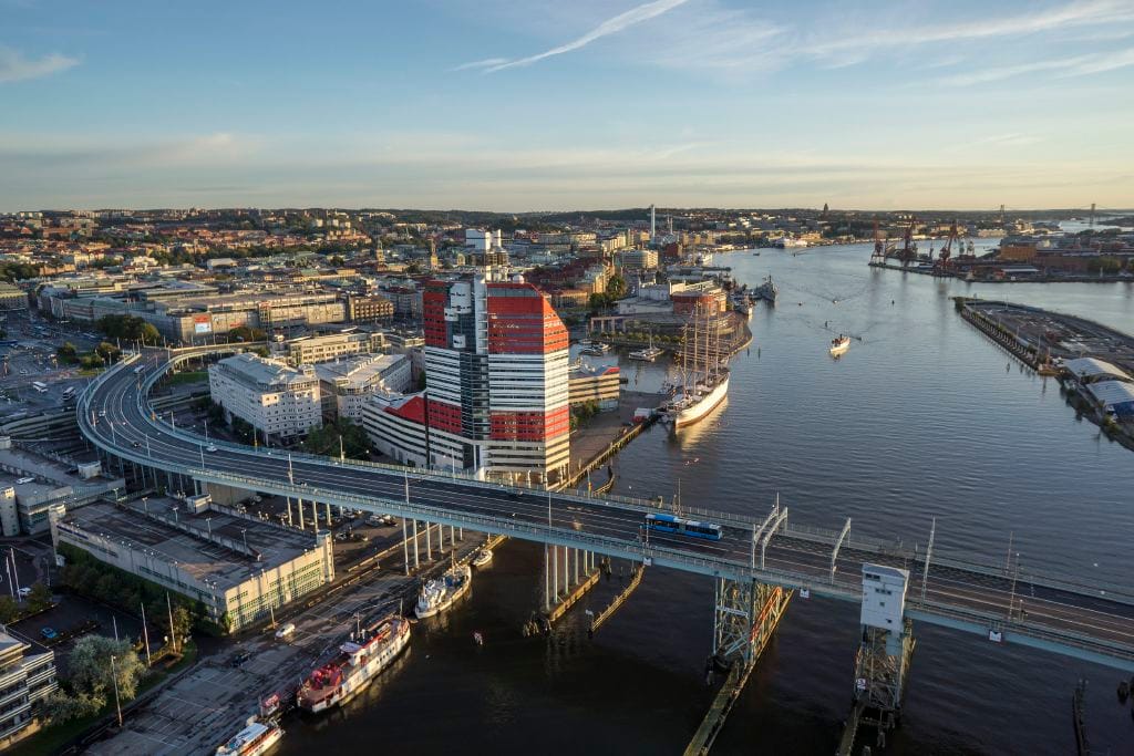 Die Sauna befindet sich im ehemalige Werft- und Hafengebiet von Göteborg, das bis 2021 zum neuen Leben erweckt wird.