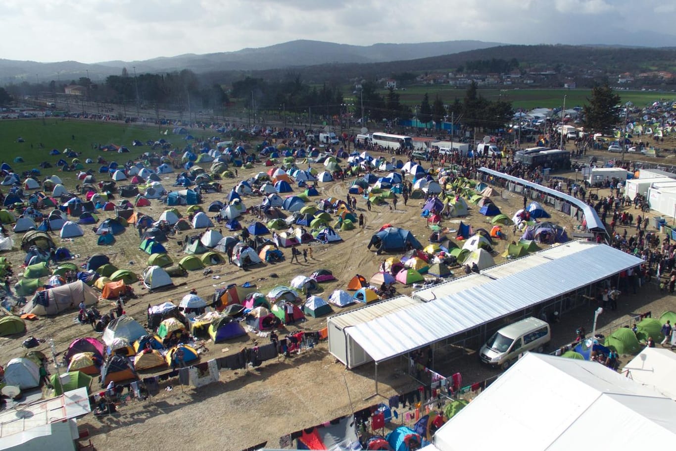 In Idomeni, an der Grenze von Griechenland nach Mazedonien, warten mittlerweile schon etwa 10.000 Flüchtlinge.