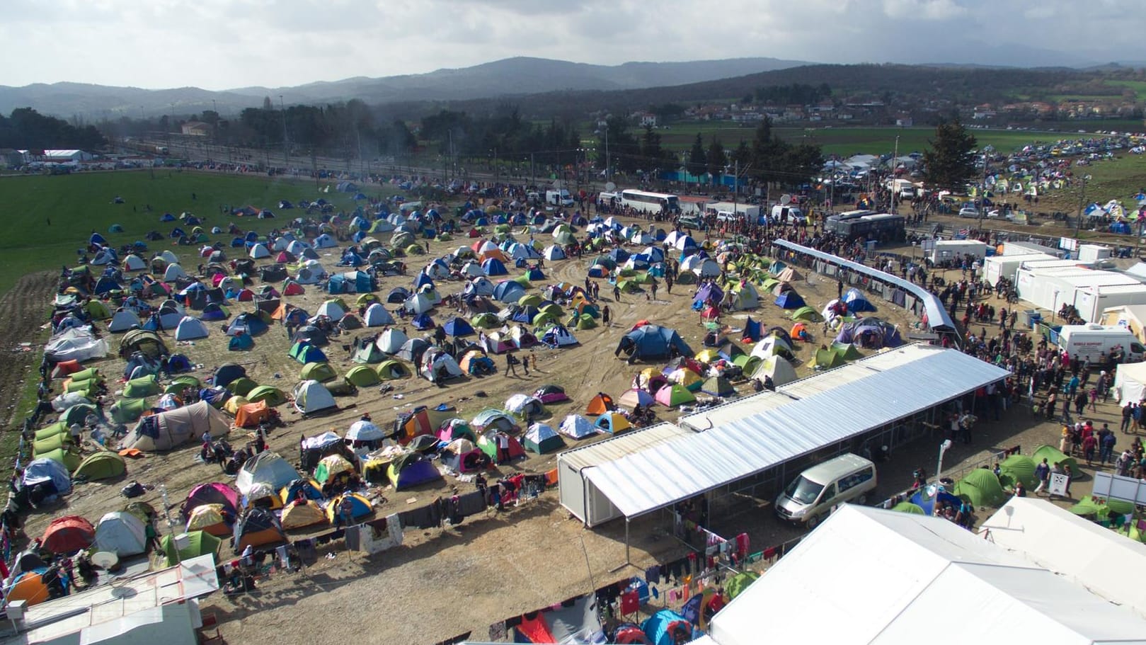 In Idomeni, an der Grenze von Griechenland nach Mazedonien, warten mittlerweile schon etwa 10.000 Flüchtlinge. In Idomeni, an der Grenze von Griechenland nach Mazedonien, warten mittlerweile schon etwa 10.000 Flüchtlinge.