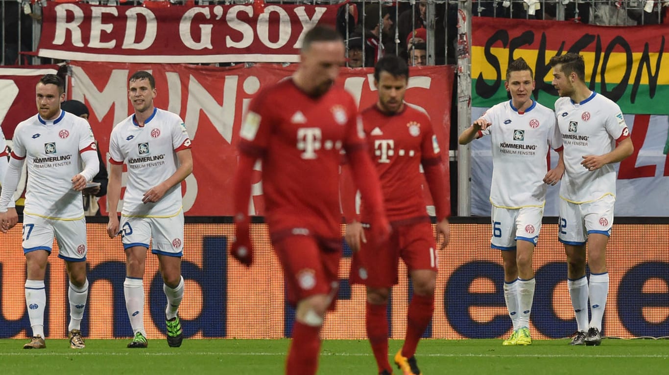 Die Mainzer Mannschaft jubelt - die Bayern sind enttäuscht.