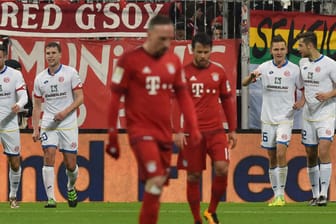 Die Mainzer Mannschaft jubelt - die Bayern sind enttäuscht.