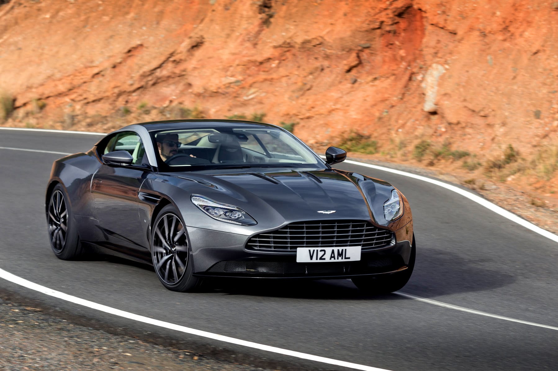 Der Aston Martin DB11 ist 608 PS und 700 Nm stark. Auf Tempo 100 geht es im V12 in 3,9 Sekunden. Preis: 204.900 Euro.