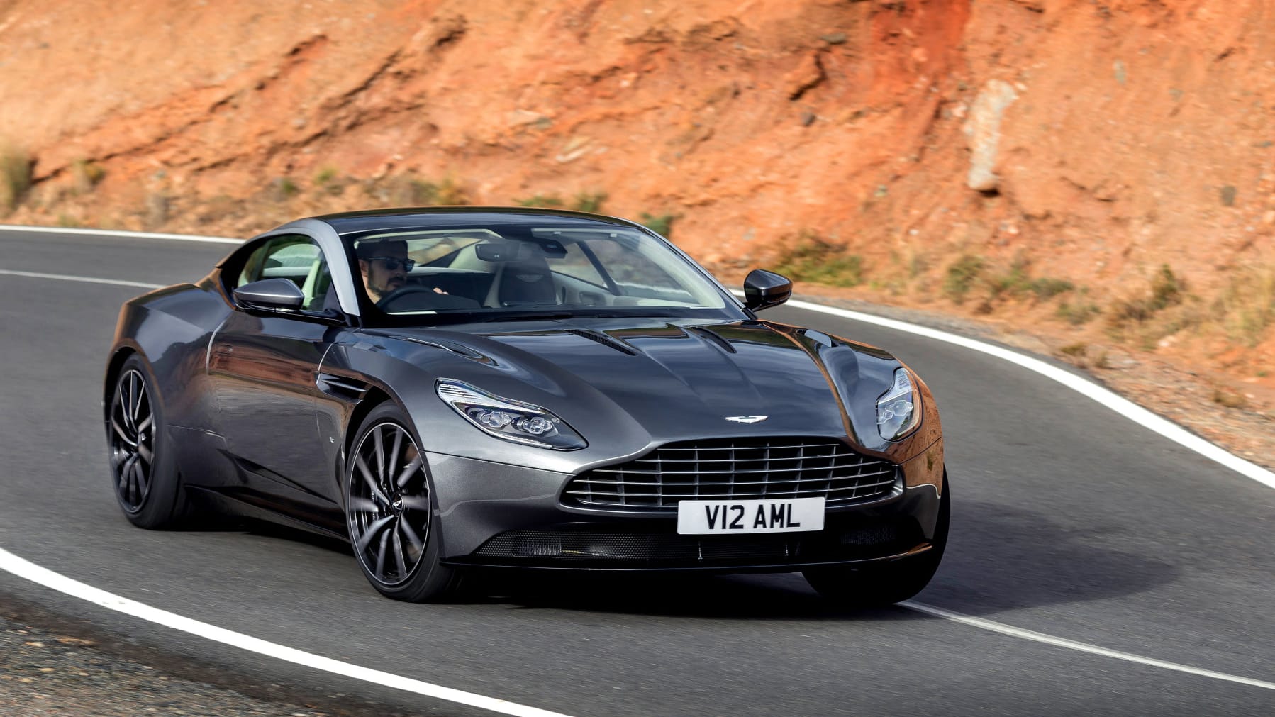 Der Aston Martin DB11 ist 608 PS und 700 Nm stark. Auf Tempo 100 geht es im V12 in 3,9 Sekunden. Preis: 204.900 Euro.