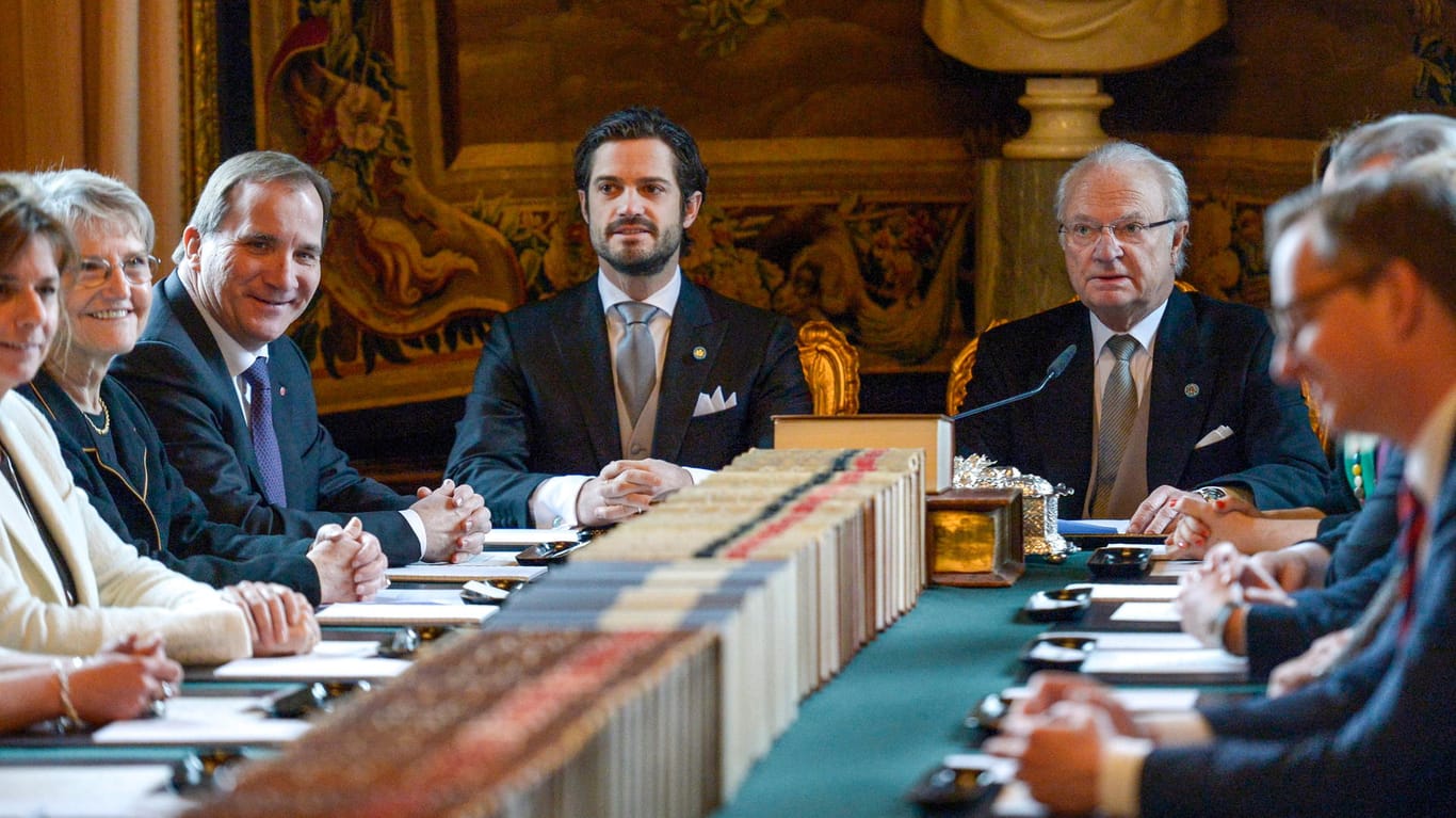 König Carl XVI. Gustaf (rechts hinten) verkündet offiziell den Namen seines Enkels. Mit dabei: Ministerpräsident Stefan Löfven (3. v.l.), Prinz Carl Philip (hinten links) und die schwedische Regierung.