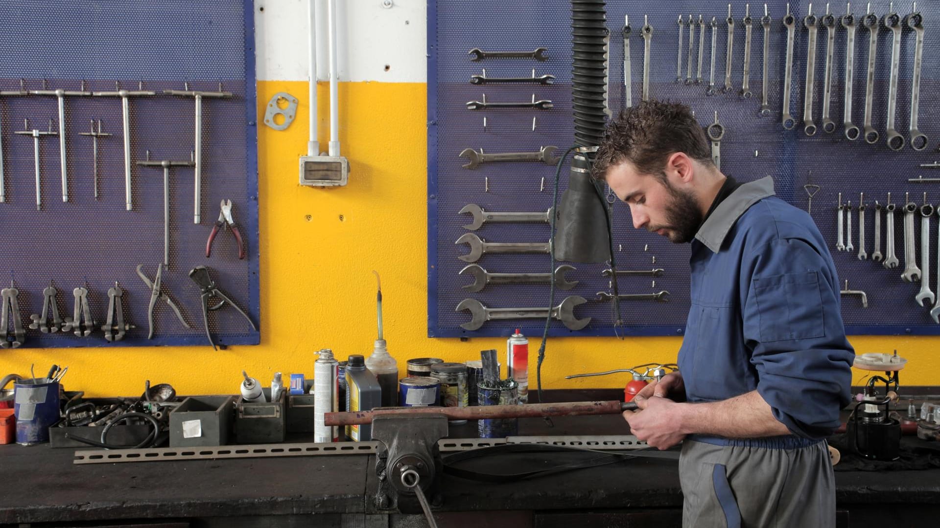 Ohne Werkbank bleibt Heimwerken ein harmloses Hobby. Mit logisch organisiertem, sofort greifbarem Werkzeug, einer stabilen Arbeitsplatte und genügend Platz kann man wenigstens arbeiten.