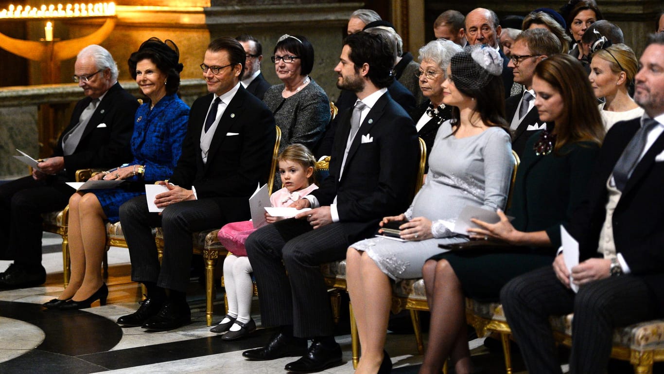 Am Donnerstag nahmen Mitglieder des Königshauses an einem Dankgottesdienst für Prinz Oscar Carl Olof teil. Von links nach rechts: König Carl XVI. Gustaf, Königin Silvia, Prinz Daniel, Prinzessin Estelle, Prinz Carl Philip, Prinzessin Sofia, Prinzessin Madeleine und Christopher O'Neill.