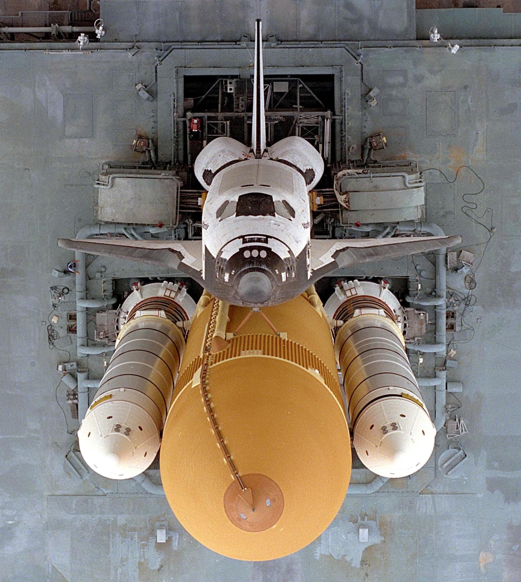 Space-Shuttle von oben: Die Antriebstechnik hat einen entscheidenden Nachteil. Das Raumschiff muss große Mengen Treibstoff mitschleppen. Dadurch sinkt die mögliche Nutzlast. Space-Shuttle von oben: Die Antriebstechnik hat einen entscheidenden Nachteil. Das Raumschiff muss große Mengen Treibstoff mitschleppen. Dadurch sinkt die mögliche Nutzlast.