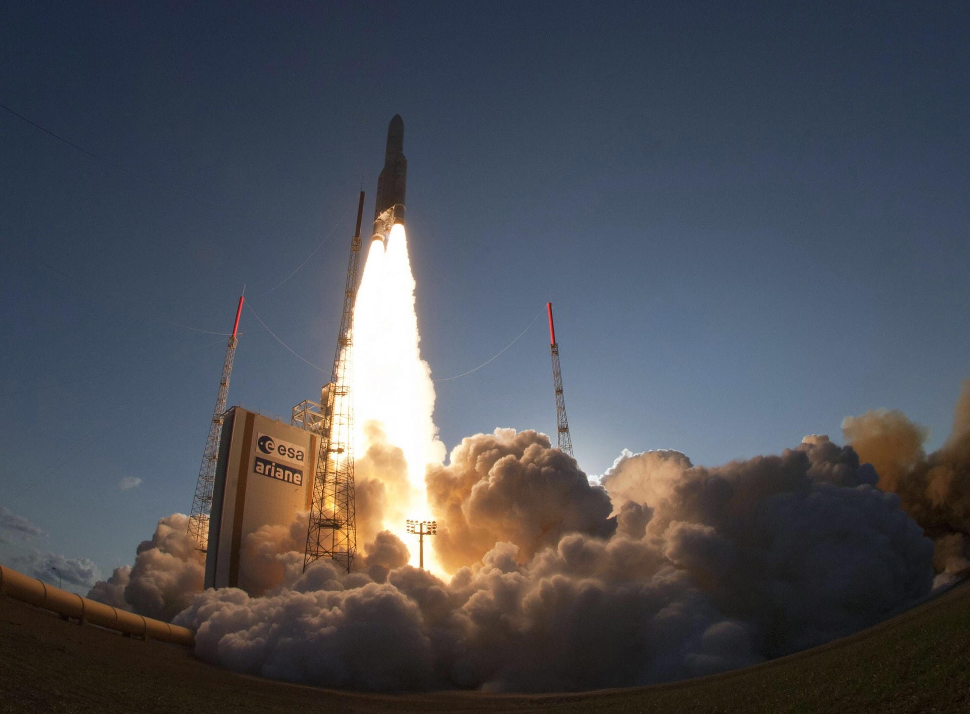 Start einer Ariane 5: Die alte Raketentechnik ist außerdem zu langsam für intergalaktische Reisen, weil sie nur einen Bruchteil der Lichtgeschwindigkeit erreicht. Start einer Ariane 5: Die alte Raketentechnik ist außerdem zu langsam für intergalaktische Reisen, weil sie nur einen Bruchteil der Lichtgeschwindigkeit erreicht.