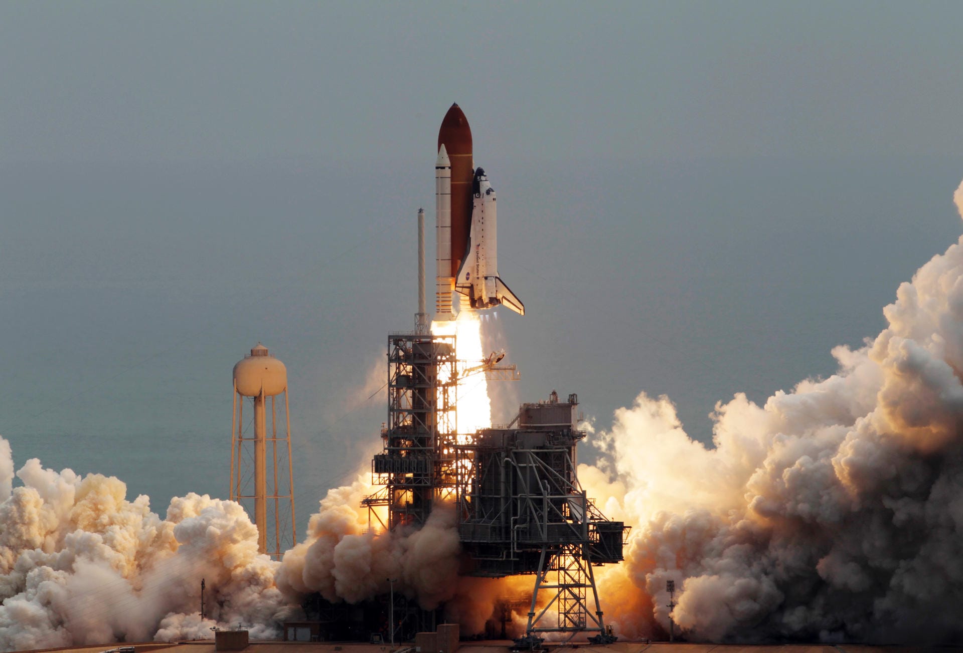 Start eines Space-Shuttles im Juli 2011: Kleine Raketen mit Schwarzpulver gibt es bereits seit Jahrhunderten. Aber erst seit wenigen Jahrzehnten können Menschen auch ins Weltall fliegen. Start eines Space-Shuttles im Juli 2011: Kleine Raketen mit Schwarzpulver gibt es bereits seit Jahrhunderten. Aber erst seit wenigen Jahrzehnten können Menschen auch ins Weltall fliegen.
