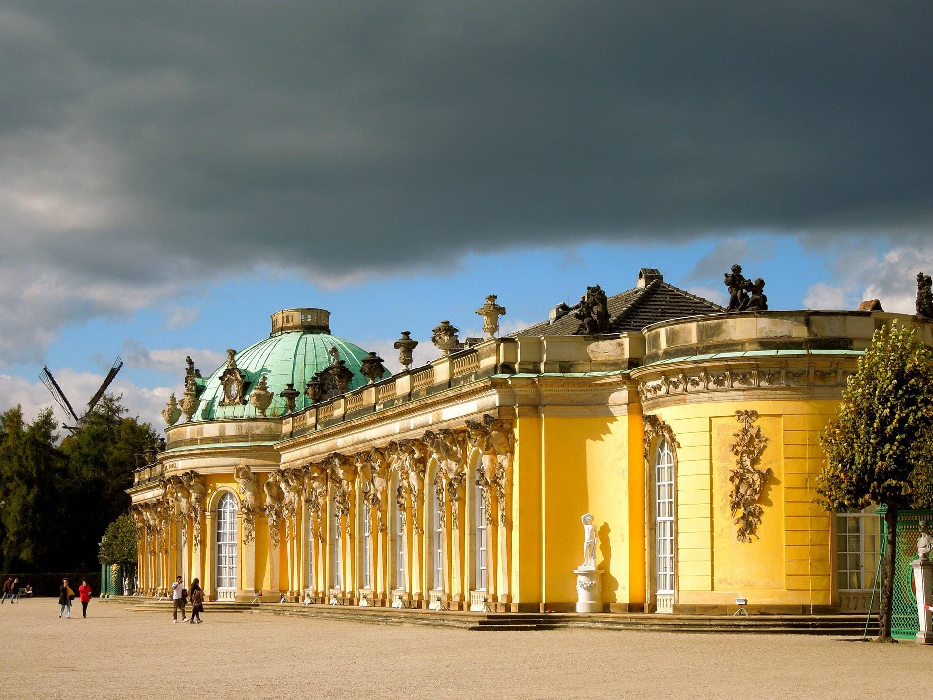 Schloss Sanssouci: Potsdam erreicht Rang 2. Die Bevölkerungsentwicklung inkl. Flüchtlingsprognose bis 2030 liegt bei plus 4,46 Prozent, die bevölkerungsbedingte Preisentwicklung bei Eigentumswohnungen bei 14,03 Prozent (Veränderungen des Verkaufspreises in Euro pro Quadratmeter).