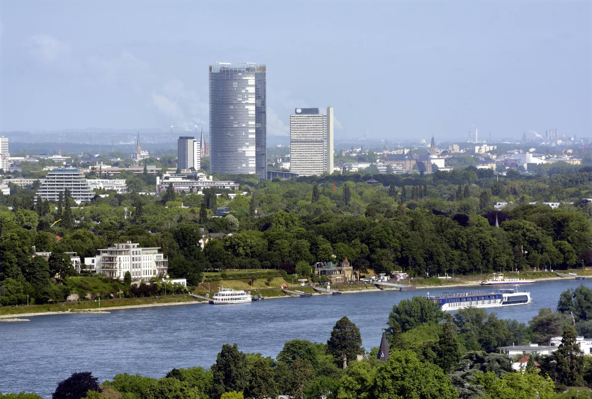 Blick auf Bonn am Rhein (Platz 5) mit dem Post-Tower. Die Bevölkerung wird bis 2030 laut Studie um 3,69 Prozent wachsen, die Preise für Eigentumswohnungen werden im Schnitt um gut 12 Prozent steigen.