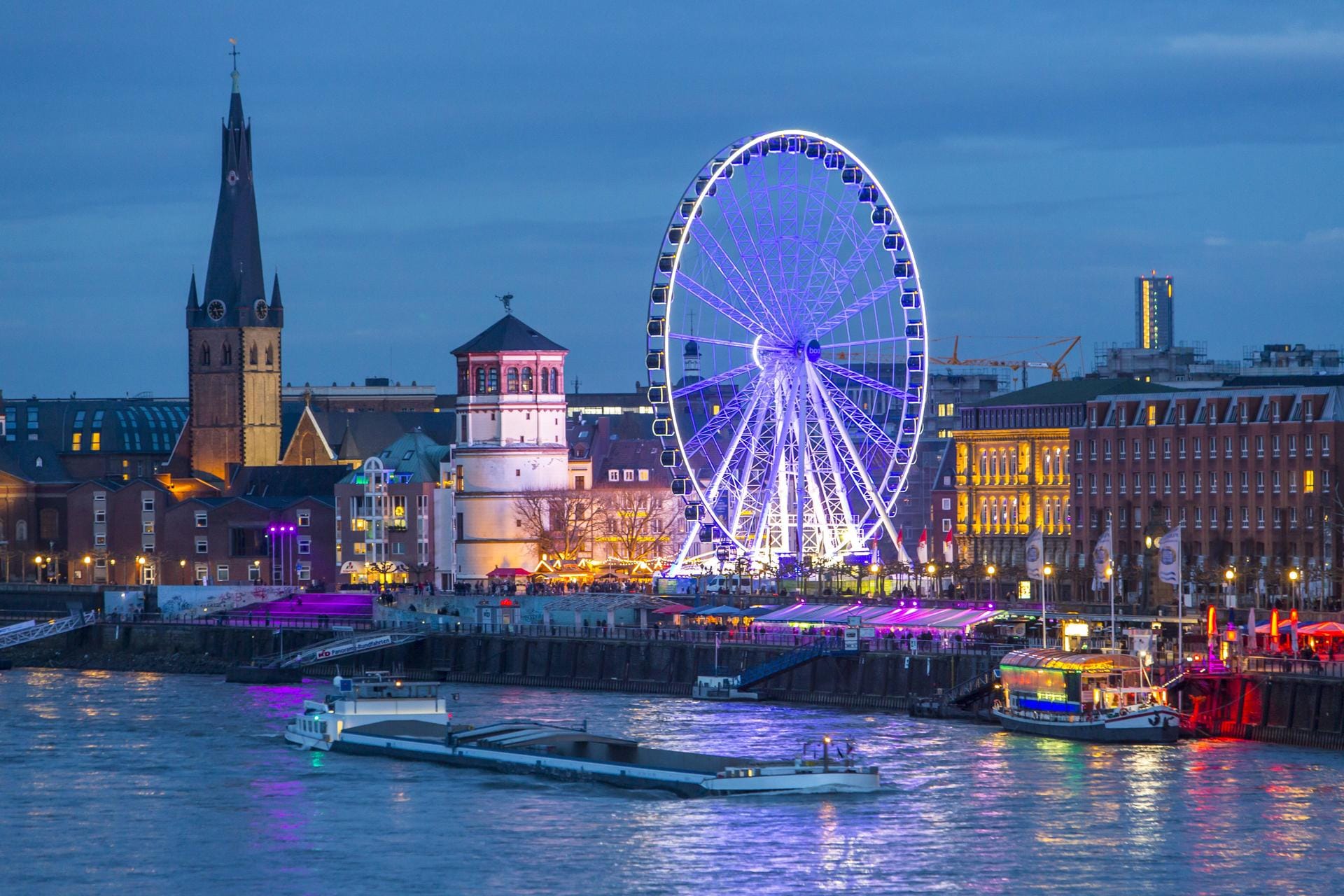 Rheinufer und Burgplatz in der Altstadt von Düsseldorf. Die Landeshauptstadt von Nordrhein-Westfalen landet mit einer Bevölkerungsprognose von 2,2 Prozent und einer Preisentwicklung von plus 6,74 Prozent auf Platz 9.