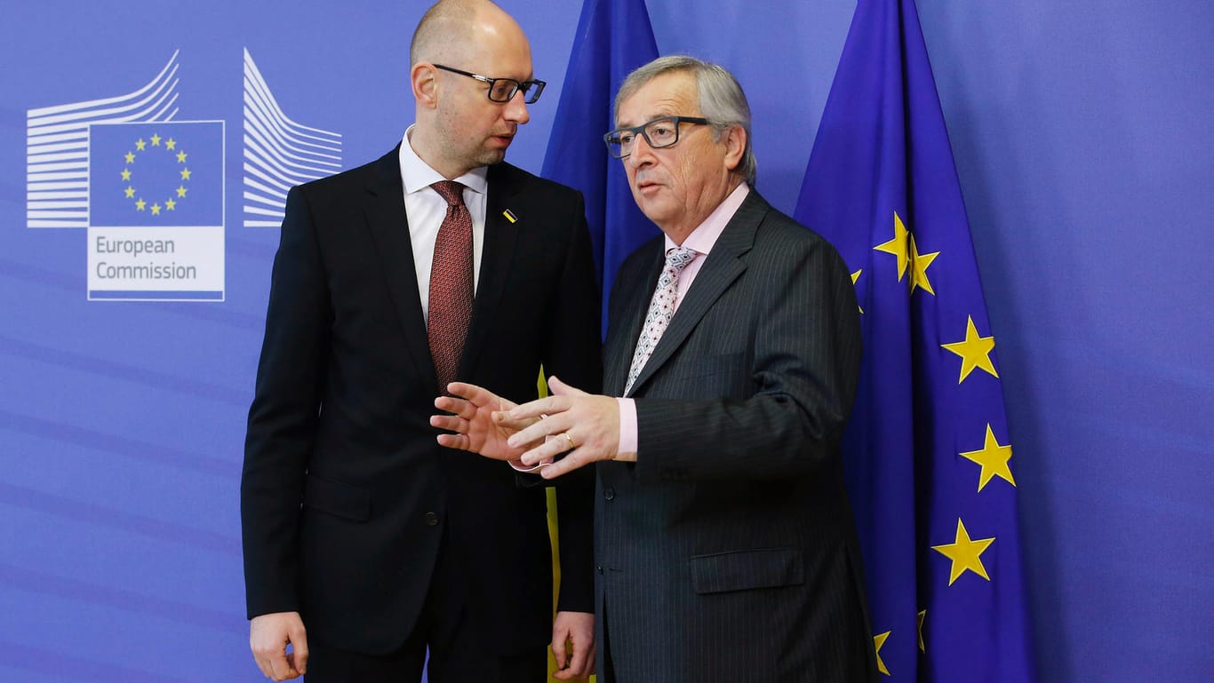 Jean-Claude Juncker (re., mit dem ukrainischen Regierungschef Arseni Jazenjuk) sieht mittelfristig keine Perspektive für eine ukrainische EU-Mitgliedschaft.