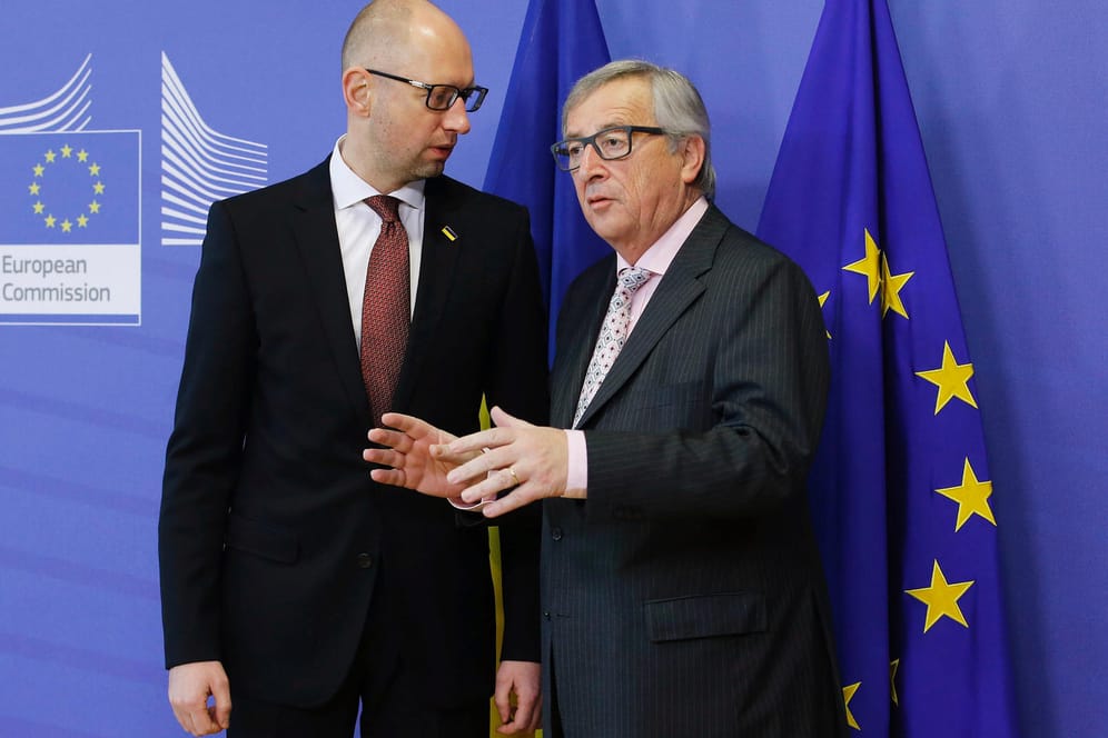 Jean-Claude Juncker (re., mit dem ukrainischen Regierungschef Arseni Jazenjuk) sieht mittelfristig keine Perspektive für eine ukrainische EU-Mitgliedschaft.