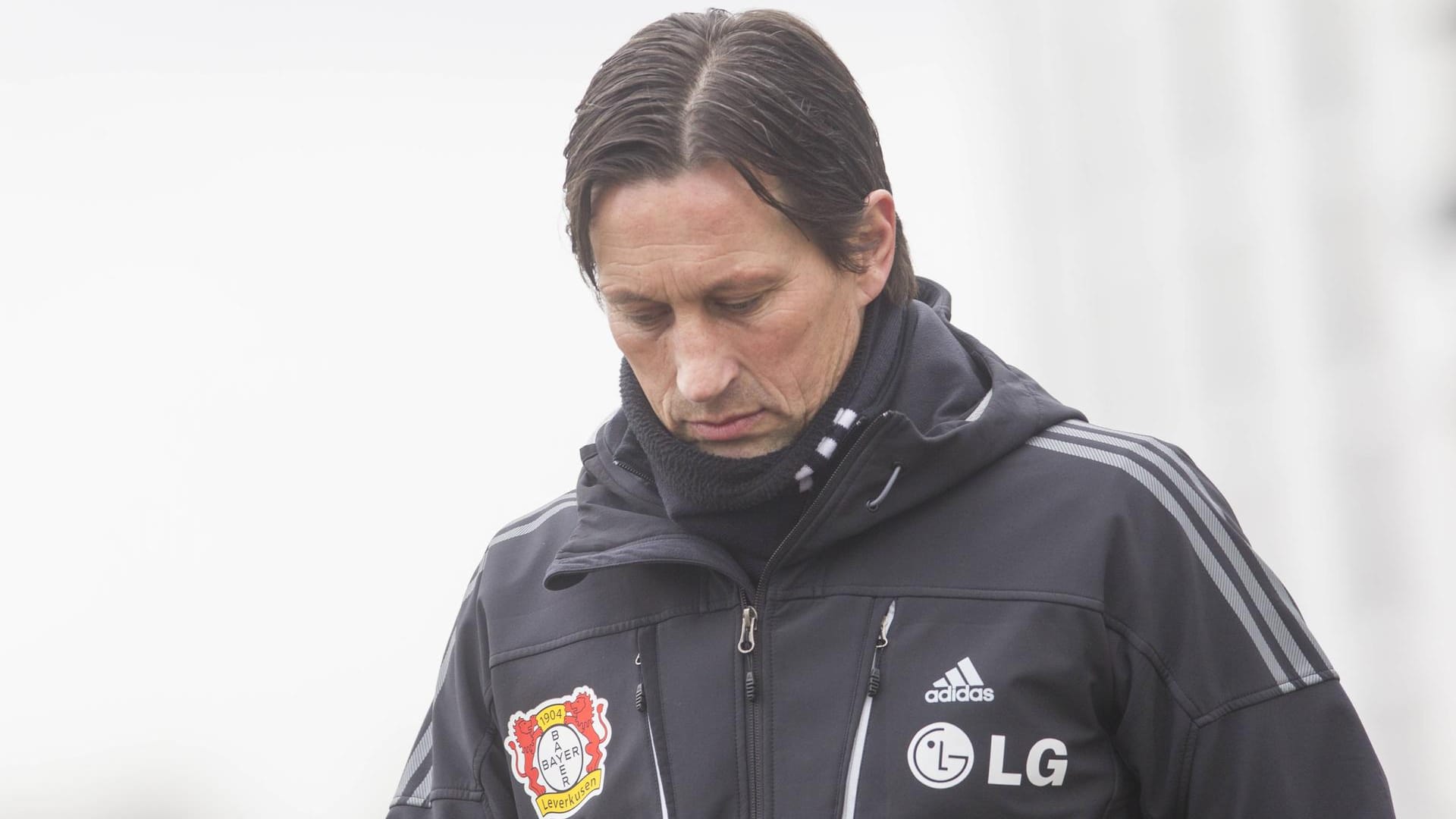 Bayer-Trainer Roger Schmidt hat derzeit wenig Grund zur Freude. Bayer-Trainer Roger Schmidt hat derzeit wenig Grund zur Freude.