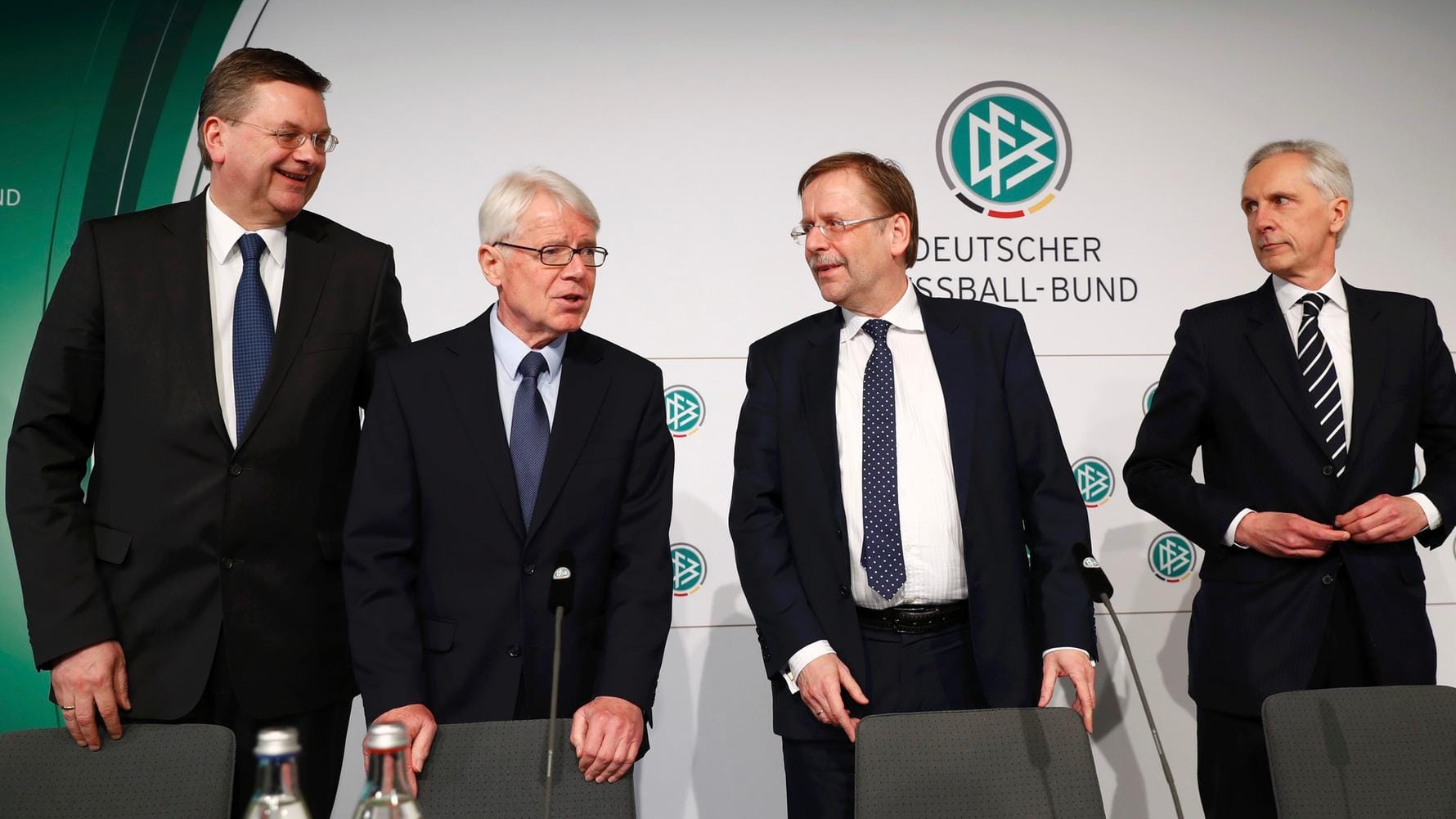 Die DFB-Führungsriege um den Interimspräsidenten Reinhard Rauball bei der Pressekonferenz in Frankfurt. Die DFB-Führungsriege um den Interimspräsidenten Reinhard Rauball bei der Pressekonferenz in Frankfurt.