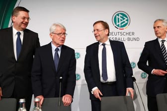 Die DFB-Führungsriege um den Interimspräsidenten Reinhard Rauball bei der Pressekonferenz in Frankfurt.