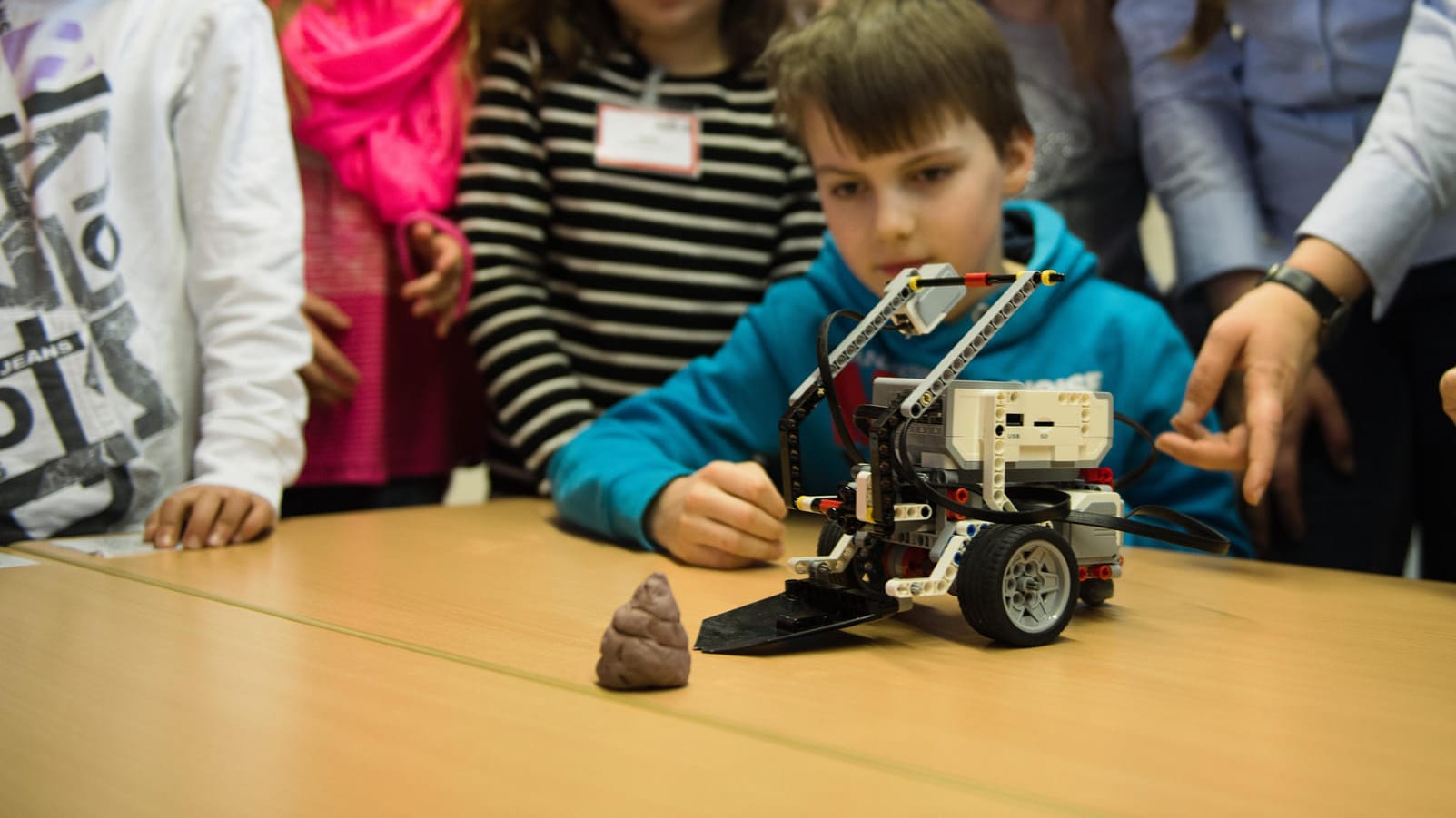 Mit dem "Schweini-Robo" gegen Hundekot haben die Drittklässler der Schweinfurter Auen-Grundschule den ersten Platz des "Weltretter-Wettbewerbs" gewonnen.