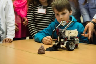 Mit dem "Schweini-Robo" gegen Hundekot haben die Drittklässler der Schweinfurter Auen-Grundschule den ersten Platz des "Weltretter-Wettbewerbs" gewonnen.