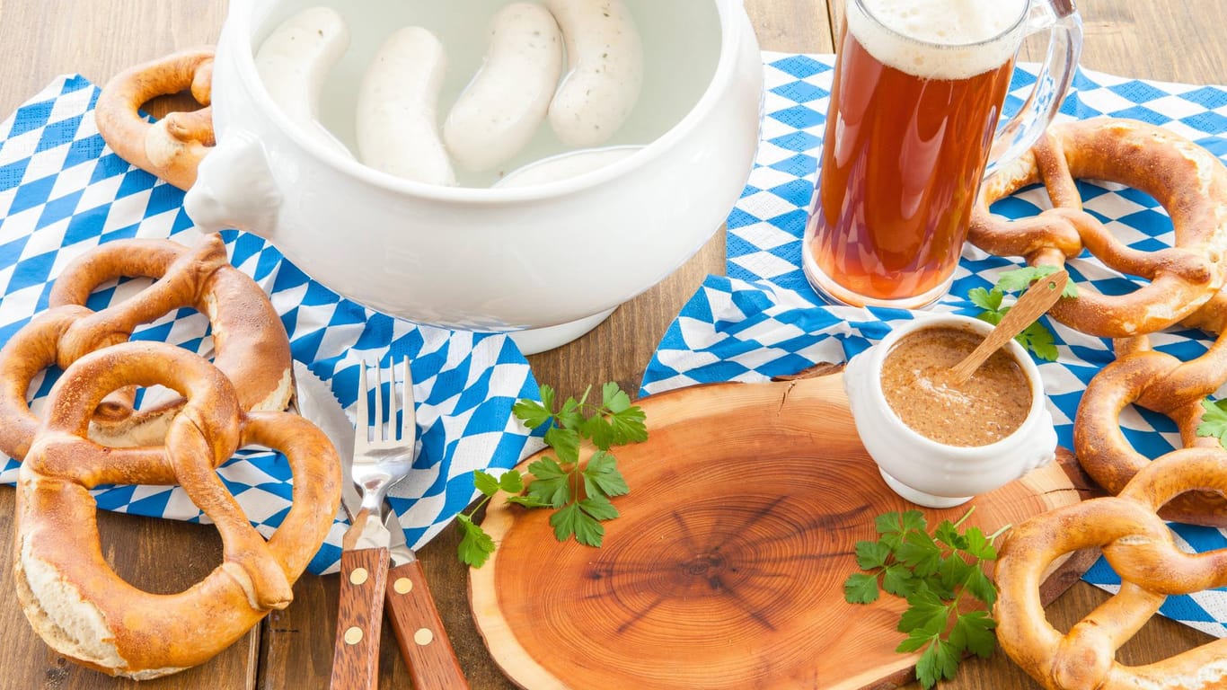 Weißwurst mit süßem Senf gehört zu einem klassischen bayrischen Frühstück.