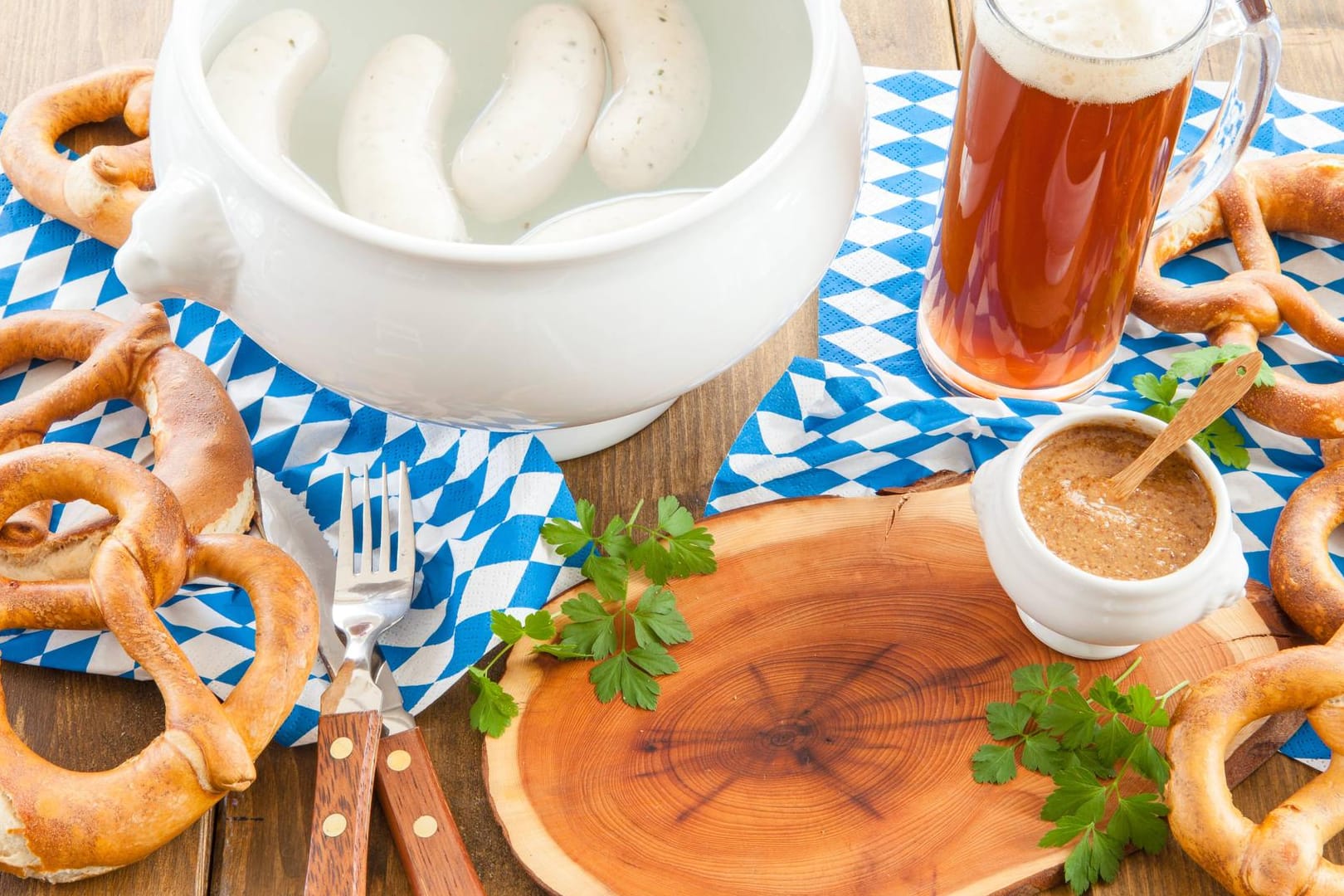 Weißwurst mit süßem Senf gehört zu einem klassischen bayrischen Frühstück.