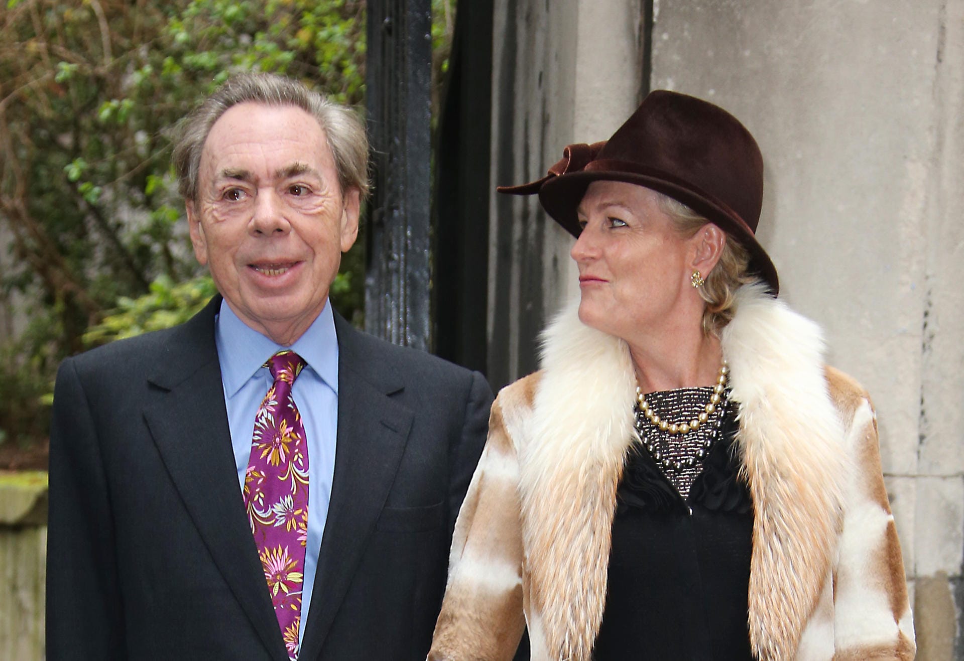 Andrew Lloyd Webber und seine Frau Madeleine Gurdon wollen dem frischen Ehepaar gratulieren.