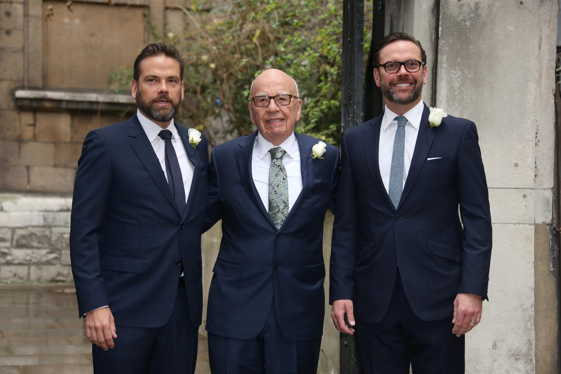 Rupert Murdoch (M) posiert mit seinen Söhnen Lachlan (L) und James Murdoch vor der St. Bride Church in London.