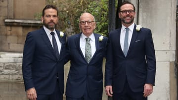 Rupert Murdoch (M) posiert mit seinen Söhnen Lachlan (L) und James Murdoch vor der St. Bride Church in London.