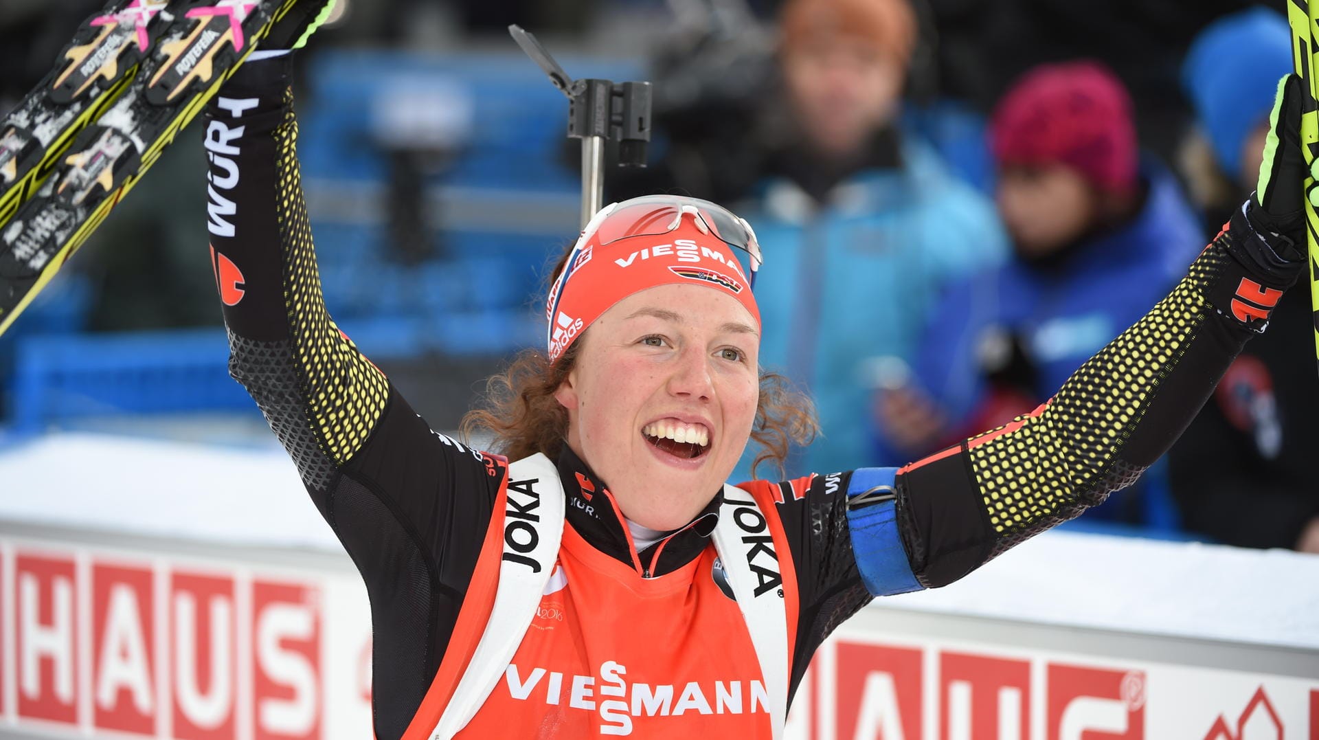 Laura Dahlmeier freut sich bei der Biathlon-WM in Oslo über ihre Bronze-Medaille.