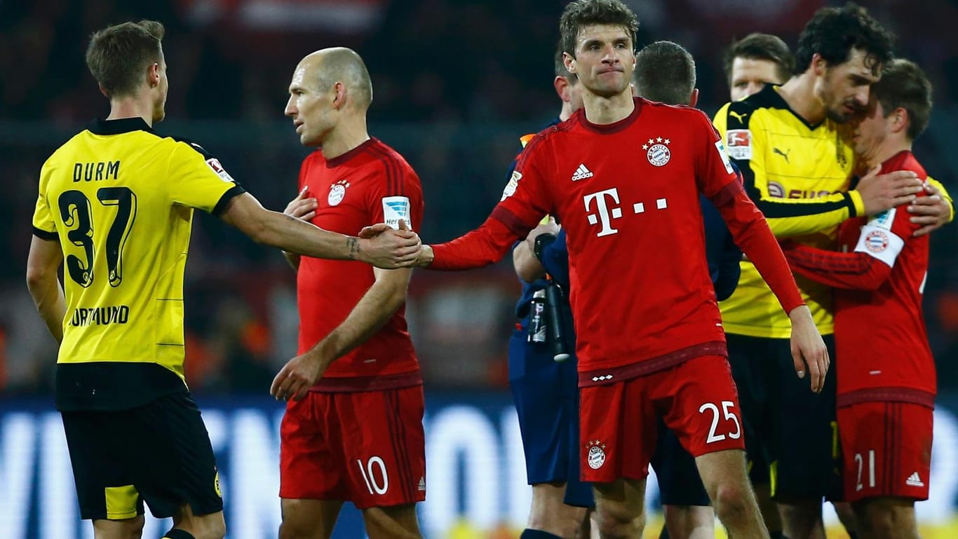 Shake Hands zwischen Dortmunds Erik Durm (links) und Bayern-Star Thomas Müller: Richtig glücklich war mit dem Remis keines der beiden Teams.