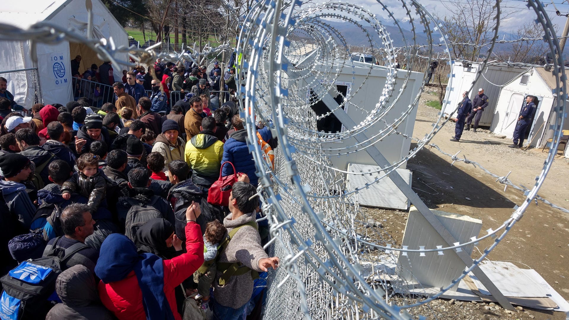 Zahlreiche Flüchtlinge müssen im Flüchtlingslager in Idomeni an der Grenze zwischen Griechenland und Mazedonien ausharren.